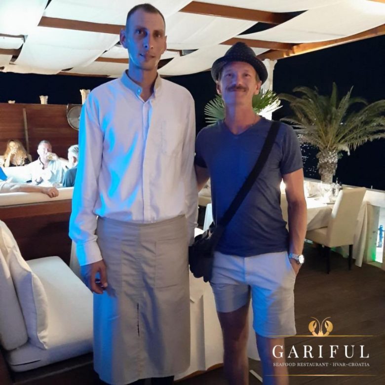 Neil Patrick Harris in restaurant Gariful